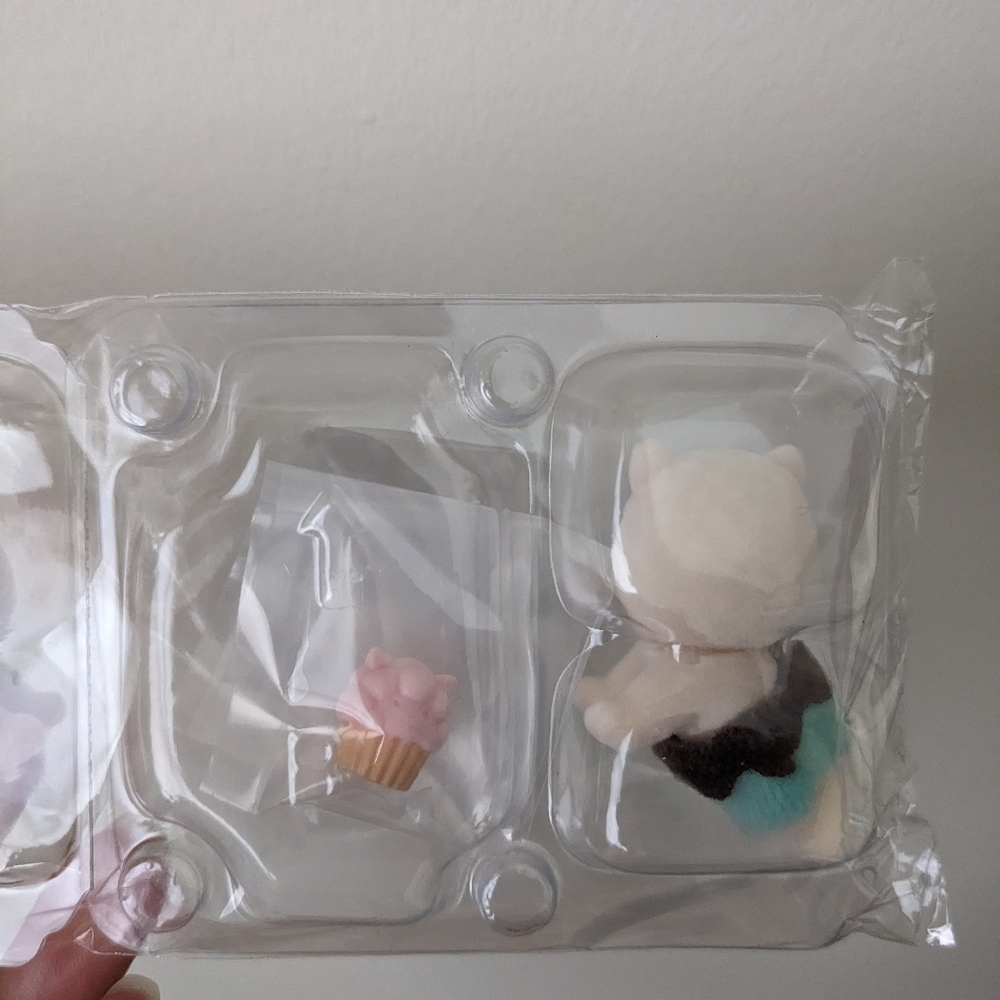 NEW Calico Critter Sylvanian Family Baby Cake Party Alpaca and Squirrel - Picture 3 of 6